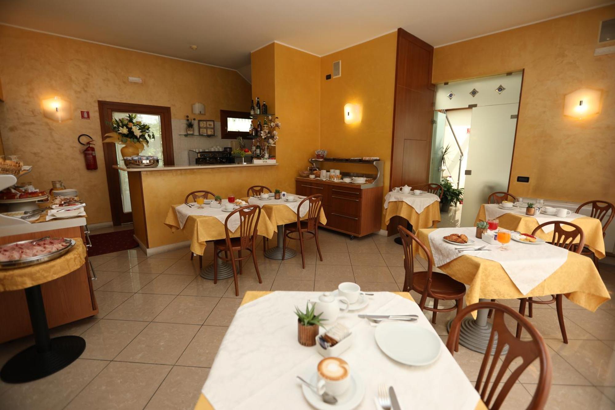 Cris Hotel 3*